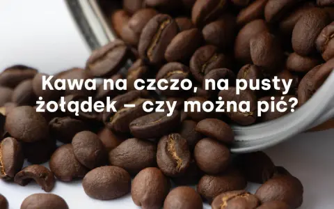 Ziarna kawy rozsypane z metalowego naczynia. Tekst pyta: "Kawa na czczo, na pusty żołądek – czy można pić?".
