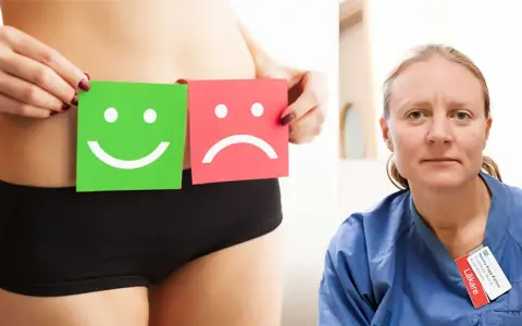 Kvinna håller upp glada och ledsna ansikten. Läkare i blå kläder. Kan klumpiga flytningar vara ett tecken på något?