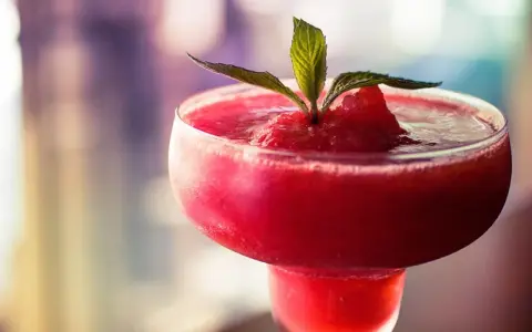 Fryst jordgubbsdaiquiri, perfekt för en varm sommardag. Här är ett enkelt frozen strawberry daiquiri recept.