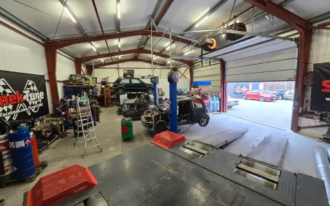 Warsztat tuningowy z hamownią. Dowiedz się, ile kosztuje chip tuning i jak poprawić osiągi swojego auta.