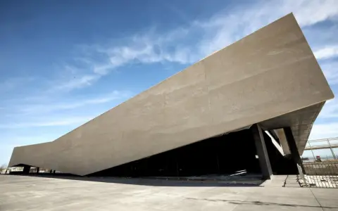 Edificio moderno con tetto spiovente, che ricorda le onde del mare, vicino al porto di Lisbona.