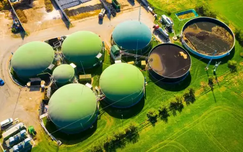 Grüne Biogasbehälter und Gärrestlager auf einem Bauernhof. Hier wird aus organischem Material Biomasse gewonnen.