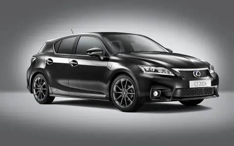 Czarny Lexus CT 200h z przodu, na szarym tle.