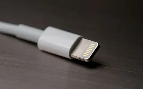 Biały kabel z końcówką jack to lightning, gotowy do podłączenia.