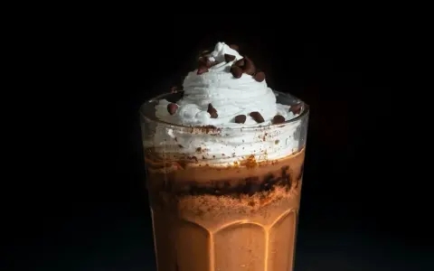 Ein cremiger Eiskaffee mit Sahne und Schokostückchen, perfekt für die Schwangerschaft.