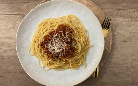 Aksamitne Bolognese z Passatą: Poznaj przepis mistrzów!