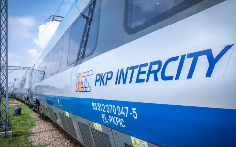 Nowoczesny pociąg PKP Intercity, być może relacji "Hańcza", gotowy do podróży.