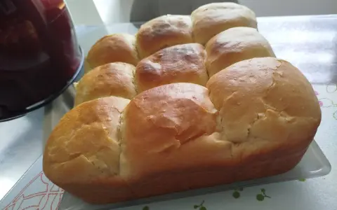 Délicieux pain brioché doré, parfait pour une recette brioche facile. Il est prêt à être dégusté.