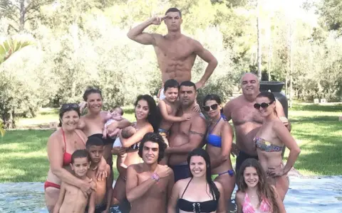 Ronaldo z rodziną w basenie. Ile dzieci ma Ronaldo? Na zdjęciu widać jego dzieci i bliskich.