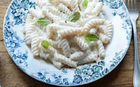 Fusilli cremosi con ricotta e menta fresca, un piatto semplice e gustoso.