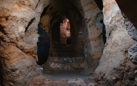 Antigua escalera de piedra que desciende hacia la oscuridad, parte de un misterioso embalse en Guadalajara.