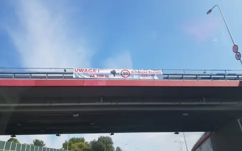 Uwaga! Przekroczenie prędkości o 30 w terenie zabudowanym grozi utratą prawa jazdy. Zbliżasz się do strefy kontroli.
