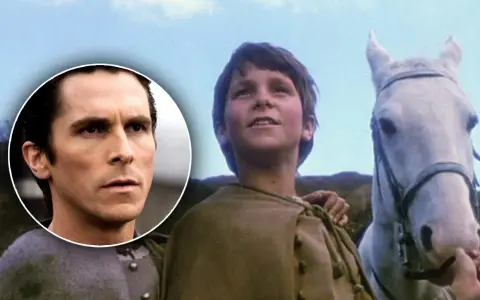 Christian Bale som ung i Mio min Mio, bredvid en vit häst.