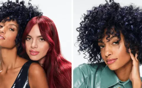 Zwei Frauen mit auffälligen Frisuren. Eine hat tiefrote, glatte Haare, die andere hat voluminöse, dunkelblaue Locken. Beide zeigen das Ergebnis von **Haare colorieren**.