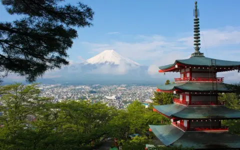 Widok na górę Fudżi i pagodę Chureito, jedno z najpiękniejszych miejsc w Japonii.