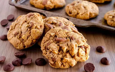 Délicieux cookies aux pépites de chocolat et noix, parfaits pour une recette facile.