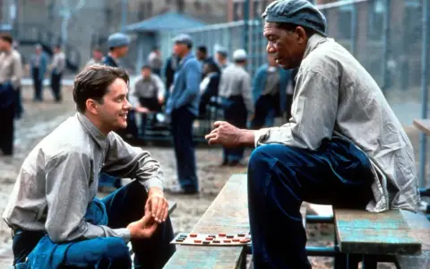 Andy i Red grają w warcaby na dziedzińcu więzienia. Scena z filmu "Skazani na Shawshank".