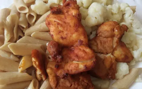 Penne z kurczakiem w przyprawach i kalafiorem. Zdrowe i smaczne danie, idealny obiad dla cukrzyka.
