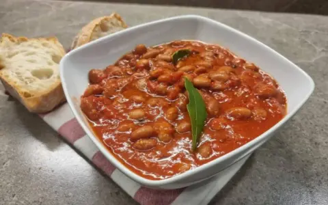 Un piatto di fagioli alla Bud Spencer, saporiti e fumanti, accompagnati da pane casereccio.