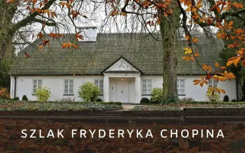 Dom, gdzie mieszkał Fryderyk Chopin, otoczony jesiennymi liśćmi.