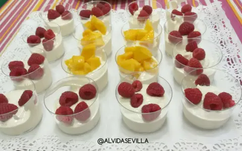 Deliciosos postres individuales con crema y frambuesas o mango, una alternativa chuches cumpleaños colegio perfecta.