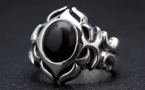 Anello uomo con pietra nera, simbolo di forza e mistero. Il suo significato è profondo.