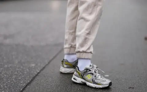 Jakie buty do spodni z gumką na dole, by wyglądać stylowo?