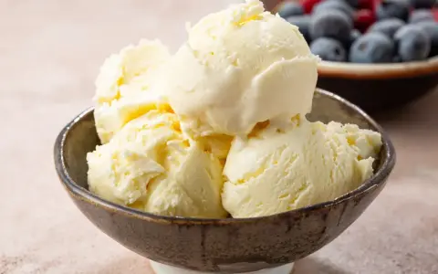 Pyszne, kremowe lody waniliowe w miseczce, idealne na lato. Ten przepis na lody jest prosty i szybki.