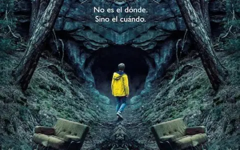 Un niño con chaqueta amarilla entra en una cueva oscura, evocando la banda sonora dark de una aventura misteriosa.