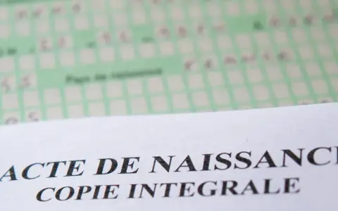 Extrait d'acte de naissance, une copie intégrale pour consulter l'état civil d'une personne.
