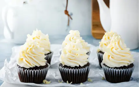 Mörka chokladmuffins med fluffig vaniljfrosting, perfekt för ett enkelt frosting recept.
