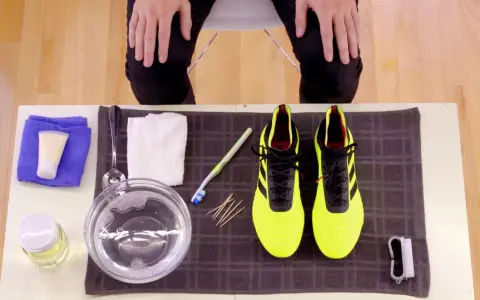 Kit per pulire le scarpe Adidas gialle: spazzolino, acqua saponata, panni e crema.