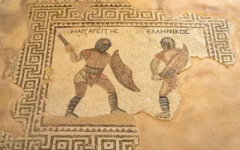 Antikes Mosaik zeigt zwei Gladiatoren im Kampf, eine Szene aus dem römischen Reich.