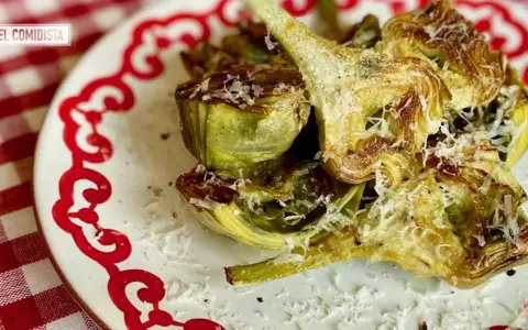 Alcachofas asadas con queso rallado, una deliciosa opción para tus recetas.