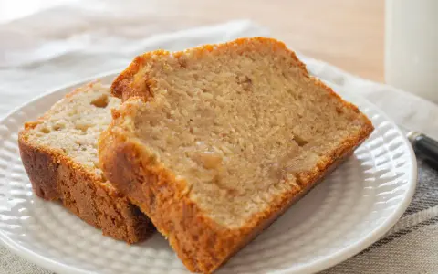 Två skivor saftig banankaka utan socker på en vit tallrik. Perfekt för en hälsosam fika.