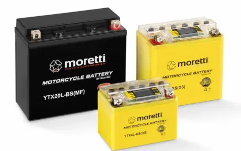 Trzy akumulatory motocyklowe Moretti: czarny YTX20L-BS(MF) i dwa żółte YTX4L-BS(DS) oraz większy. Dowiedz się, jak ładować akumulator 12V 6Ah.