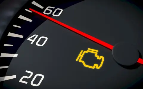 Spia gialla accesa sul cruscotto: un'anomalia motore da controllare subito.