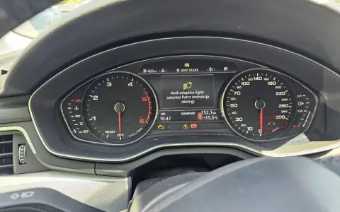 Na desce rozdzielczej Audi wyświetla się komunikat "Audi adaptive light: usterka! Patrz instrukcja obsługi". To sygnał, że asystent jazdy w korku wymaga uwagi.