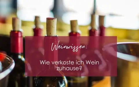 Flaschen mit Korken und Gläser im Hintergrund. Der Text "Weinwissen: Wie verkoste ich Wein zuhause?" erklärt die Bedeutung der Weinverkostung.