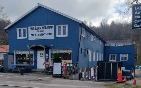 Blå huset i Stockholm, en loppis med antikviteter och café. Perfekt för en dag på flohmarkt Stockholm!