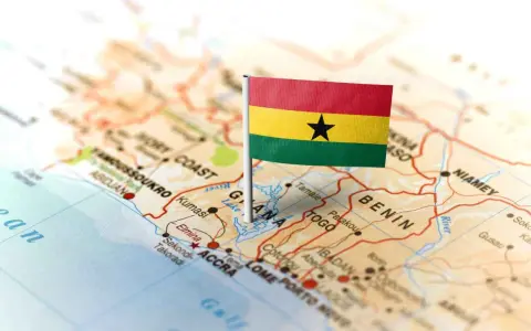 Flaga Ghany na mapie Afryki, wskazująca gdzie jest Ghana. Widoczne są też Wybrzeże Kości Słoniowej, Togo i Benin.