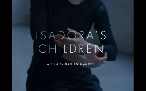 Tytuł filmu "Isadora's Children" z dłońmi tancerki. Film opowiada o dziedzictwie Isadory Duncan i jej dzieciach.