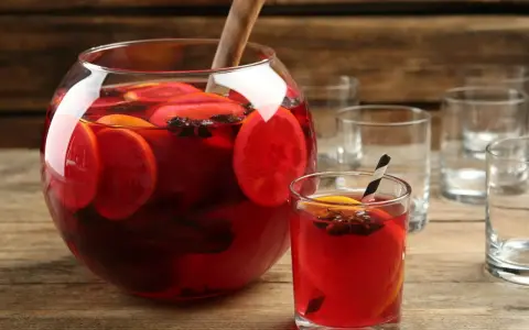 Aromaticzny poncz z pomarańczą i gwiazdkami anyżu, idealny na zimowe wieczory. Ten przepis na poncz zachwyci każdego!