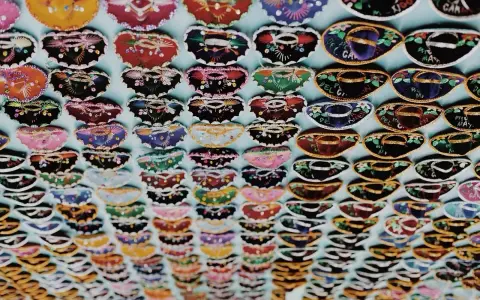 Kolorowe mini sombrero, idealne jako pamiątka. Zastanawiasz się, co przywieźć z Meksyku do jedzenia? Te kapelusze to świetny pomysł na dekorację!