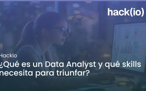Mujer joven con gafas analizando datos en pantalla, aprendiendo para sus **prácticas analista de datos**.
