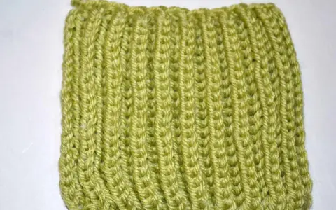 Muestra de tejido verde lima con puntada brioche, creando un patrón acanalado y texturizado.
