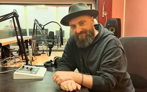 Łukasz Drapała w studio radiowym, gotowy na szalony bal dźwięków.