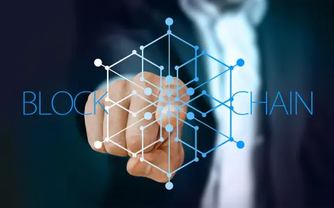 Dłoń wskazująca na sieć połączonych węzłów, symbolizującą blockchain w logistyce.