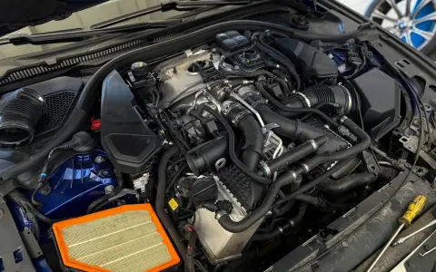 Silnik BMW z nowym filtrem powietrza. Czy części do BMW są drogie? Zależy od części, ale ten filtr to podstawa.
