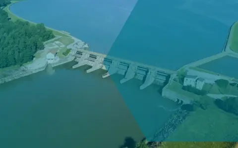 Staudamm mit mehreren Toren, der die **hydraulische Energie** nutzt, um Strom zu erzeugen.